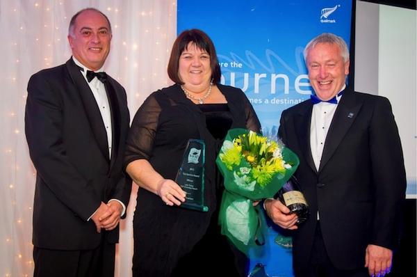 Service Award Winners &#8211; (L to R) Dereck Howes (Diamond sponsor AA Tourism), Trish Lusty, Lloyd Lusty (Owners &#8211; Lake Taupo TOP 10 Holiday Resort).